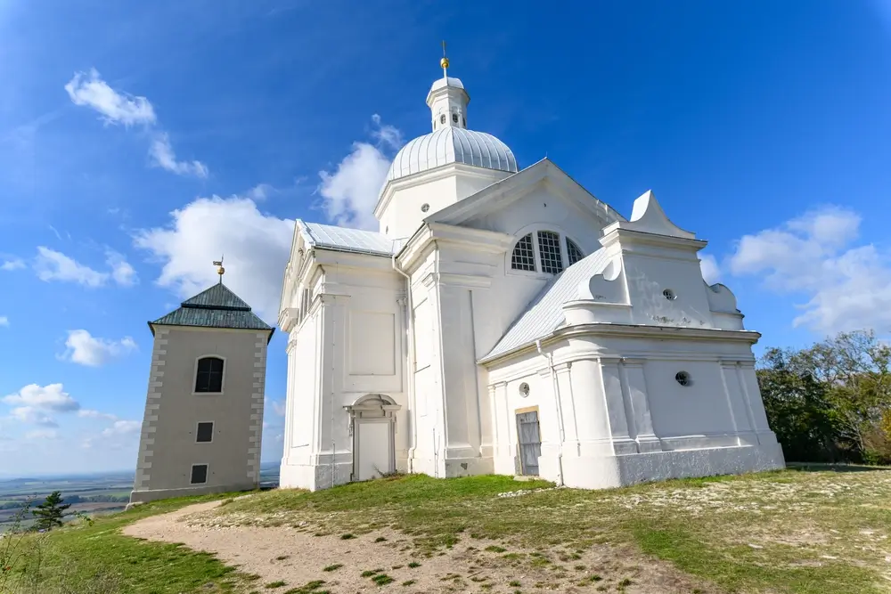 shutterstock_2543319599 - ByznysDeník svatý kopeček