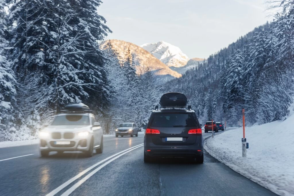 V následujícím týdnu se prudce ochladí, pozor by měli dát i řidiči, Zdroj: Shutterstock.com - ByznysDeník Vozy na silnici, kolem sníh