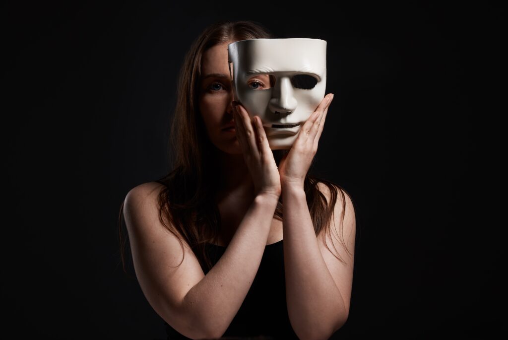 Dokážete poznat, když s vámi někdo manipuluje? Zdroj: Shutterstock.com - ByznysDeník Žena ukazuje polovinu obličeje za maskou