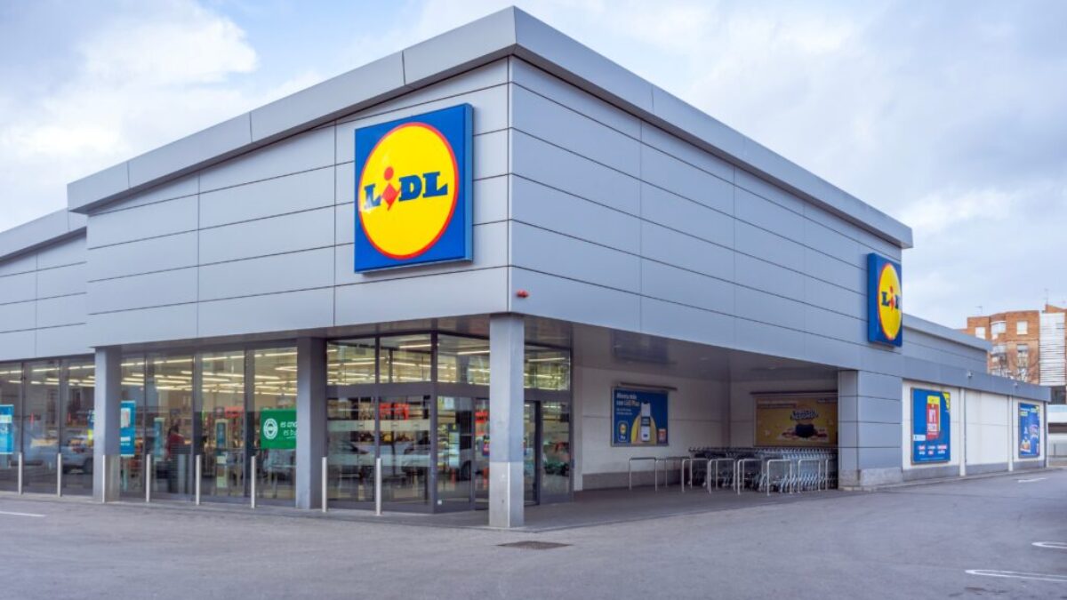 Prodejna Lidl - pohled z venku na obchod a část parkoviště