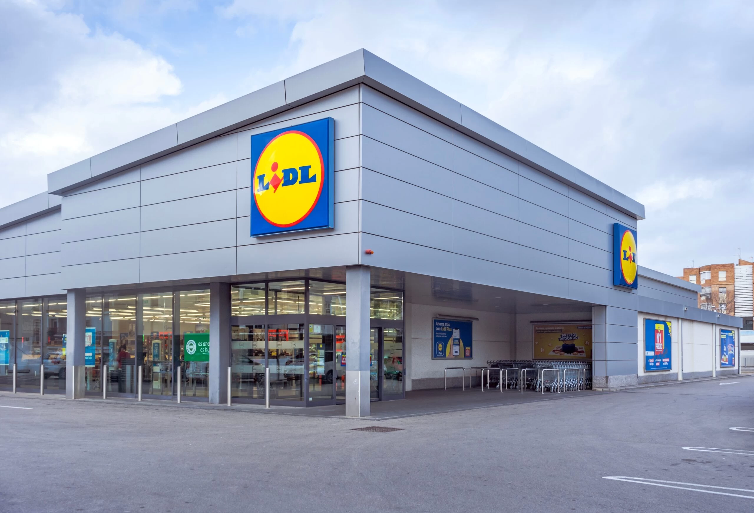Prodejna Lidl - pohled z venku na obchod a část parkoviště