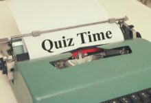 Starý psací stroj, ve kterém je papír s nápisem quiz time