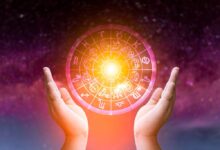 Astrologický kruh na barevném nebi, kolem dvě ruce