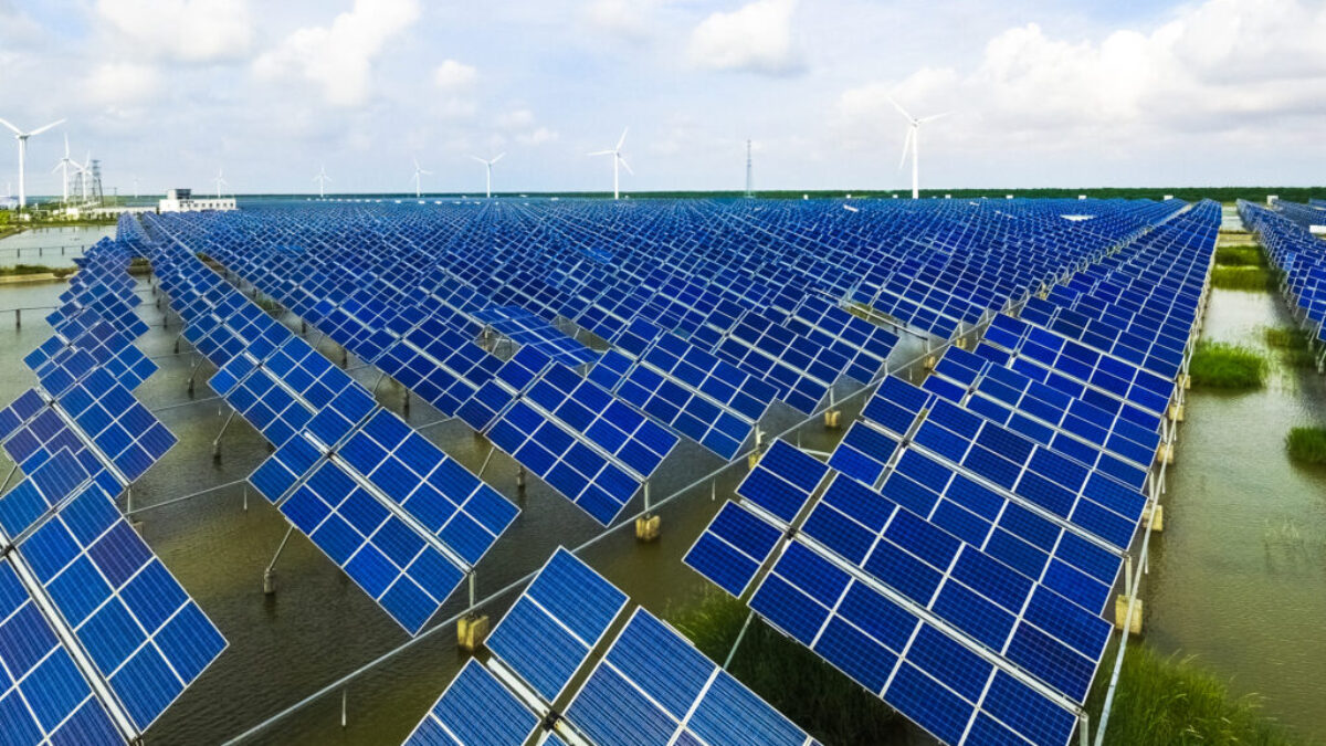 Velké fotovoltaické panely na poli