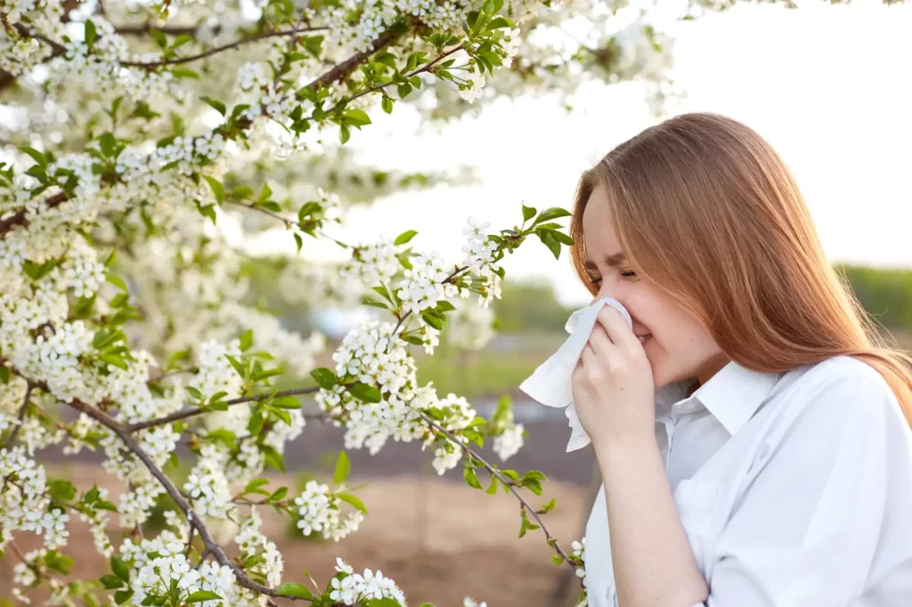 Shutterstock_1084726727 - ByznysDeník Žena alergická na pyl