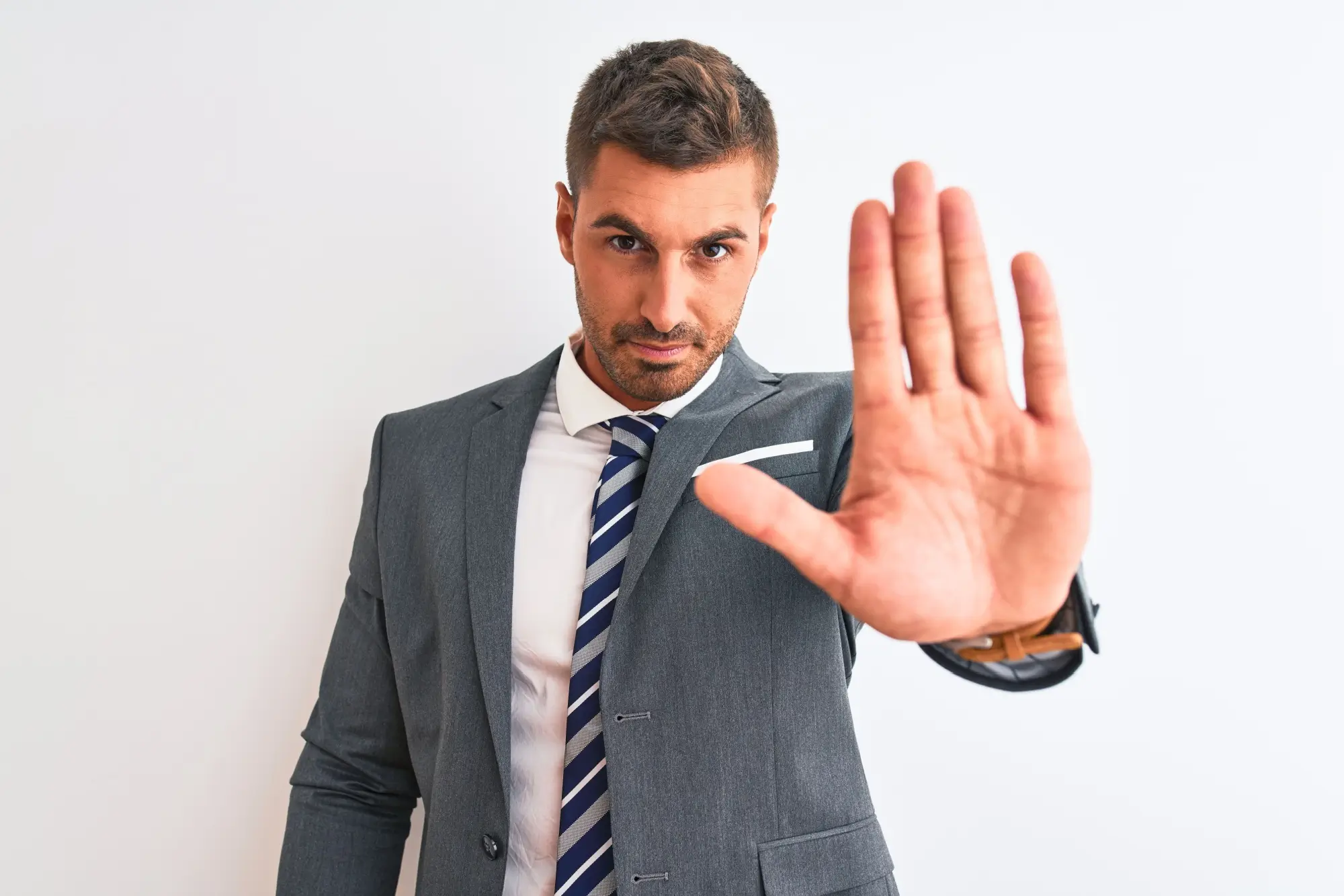 Shutterstock_1639699522 - ByznysDeník Muž ukazující symbol „stop"