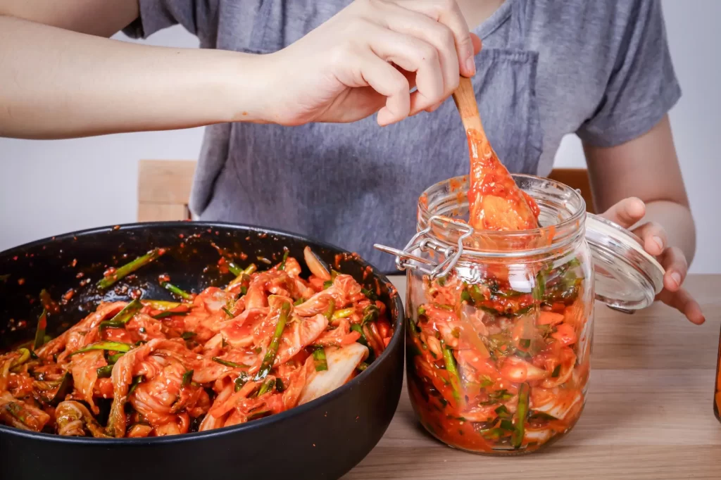 Shutterstock_1893311491 - ByznysDeník Kimchi ve sklenici