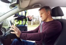 Muž za volantem zastaven policí