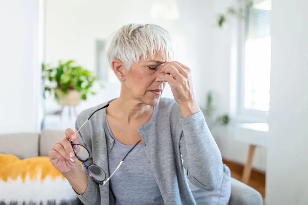 Shutterstock_2072339579 - ByznysDeník Žena má problémy s očima