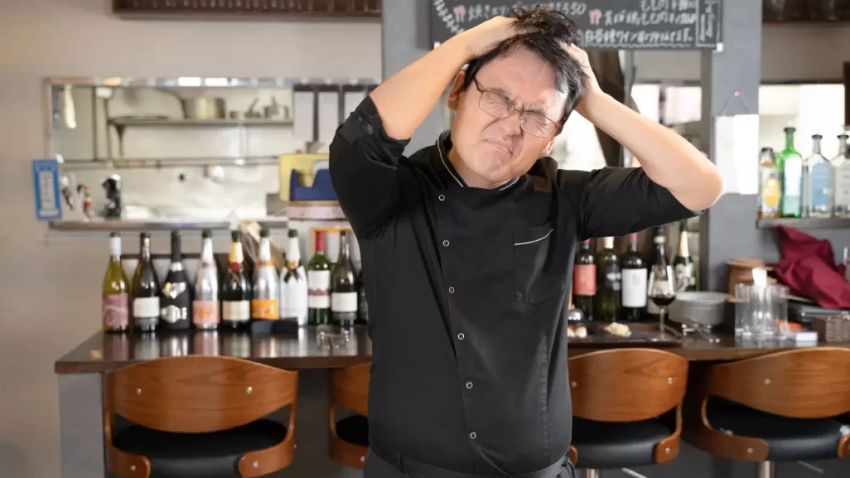 Šokovaný japonský zaměstnanec restaurace