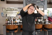 Šokovaný japonský zaměstnanec restaurace