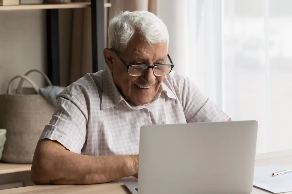 Shutterstock_2133684177 - ByznysDeník Senior u počítače