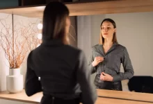 Žena pozorující se v zrcadle