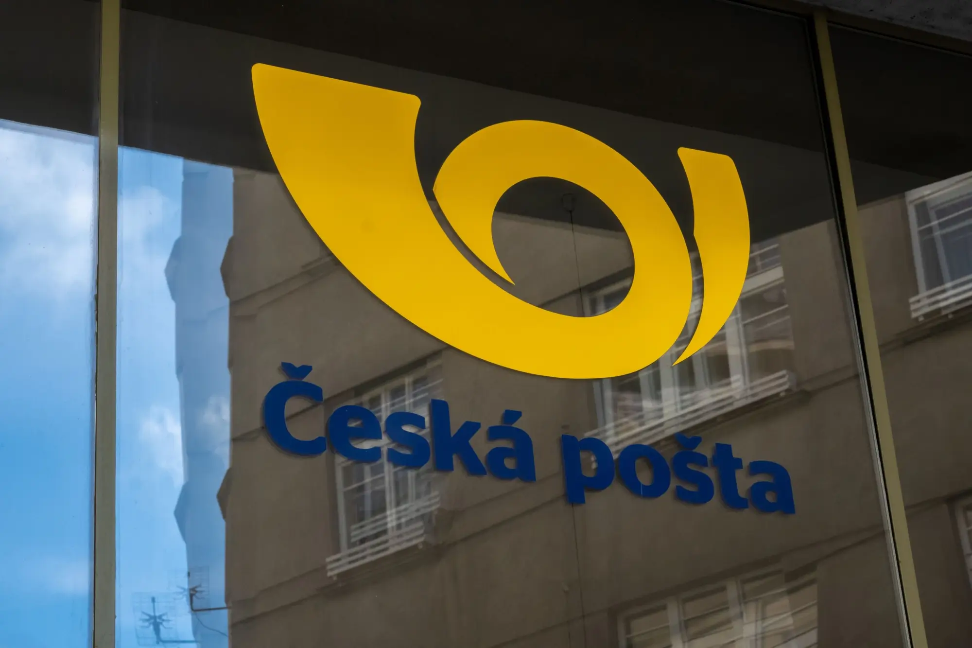 Shutterstock_2231787417 - ByznysDeník Logo České pošta na skle