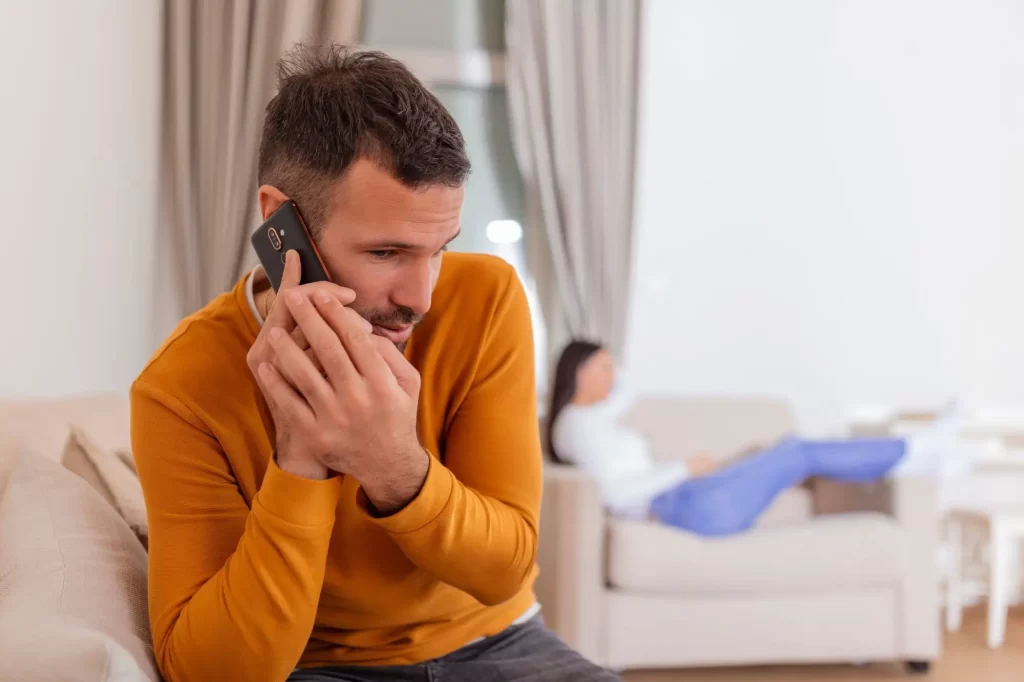 Shutterstock_2240350159 - ByznysDeník Muž telefonuje