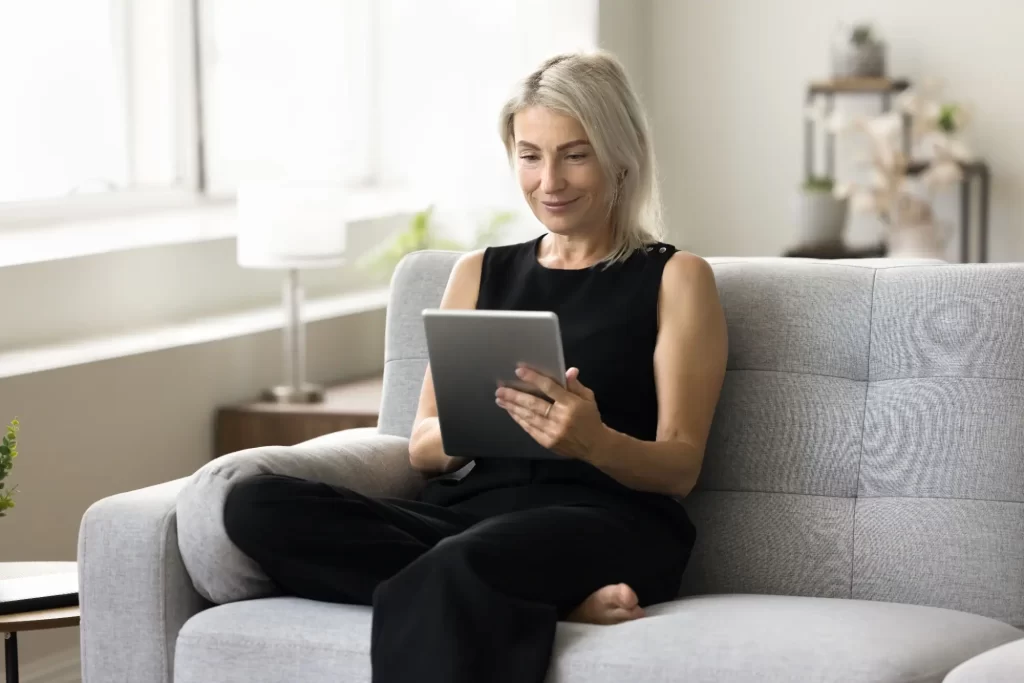 Shutterstock_2346428091 - ByznysDeník Starší žena se dívá na tablet