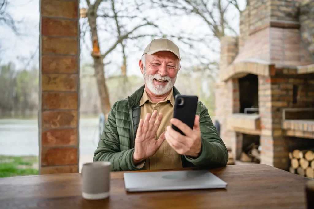 Shutterstock_2428636211 - ByznysDeník Senior telefonuje přes videohovor