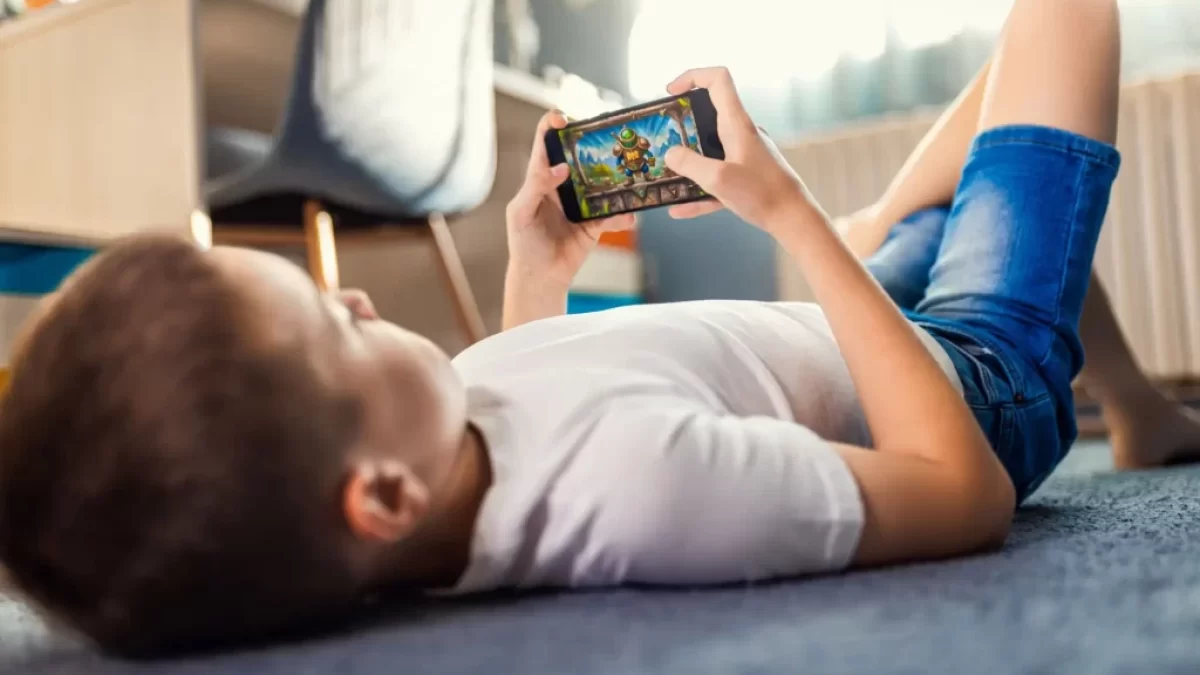 Dítě se dívá do mobilu