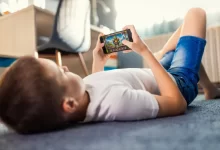 Dítě se dívá do mobilu