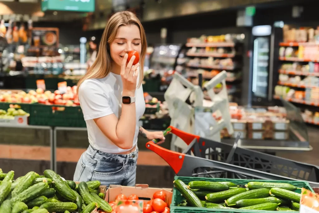 Shutterstock_2477082273 - ByznysDeník Žena v supermarketu