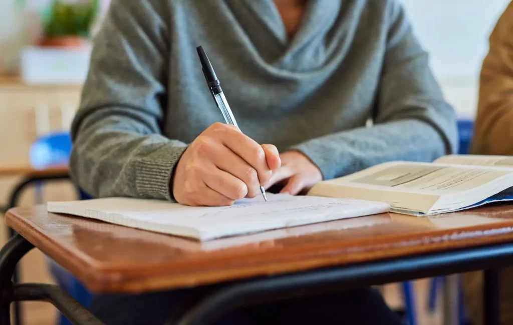 Shutterstock_2479149537 - ByznysDeník Student píše test