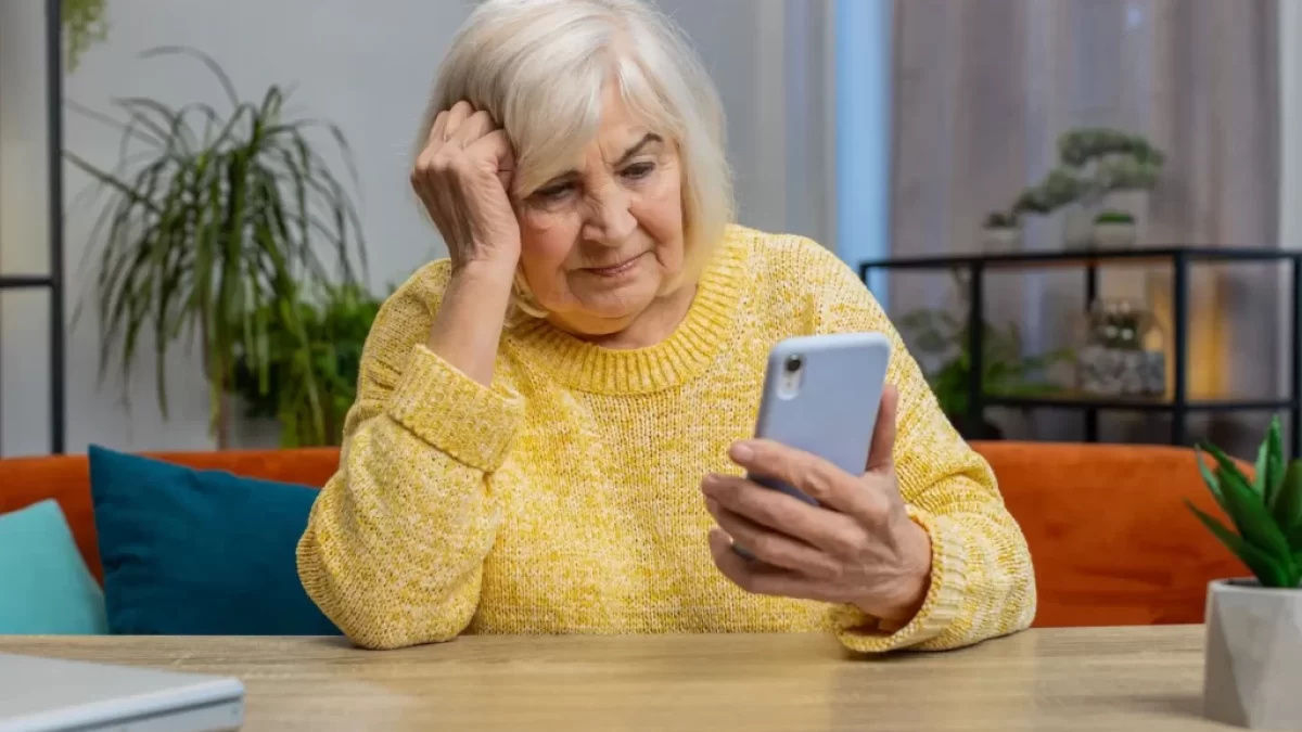 Seniorka používá mobilní telefon