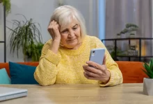 Seniorka používá mobilní telefon
