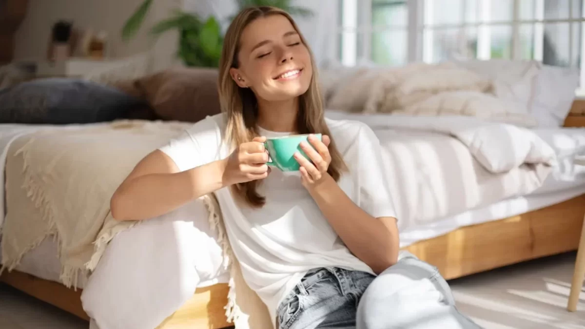 Žena pije kávu