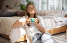 Žena pije kávu