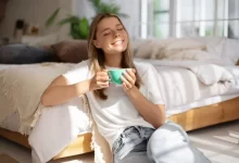 Žena pije kávu
