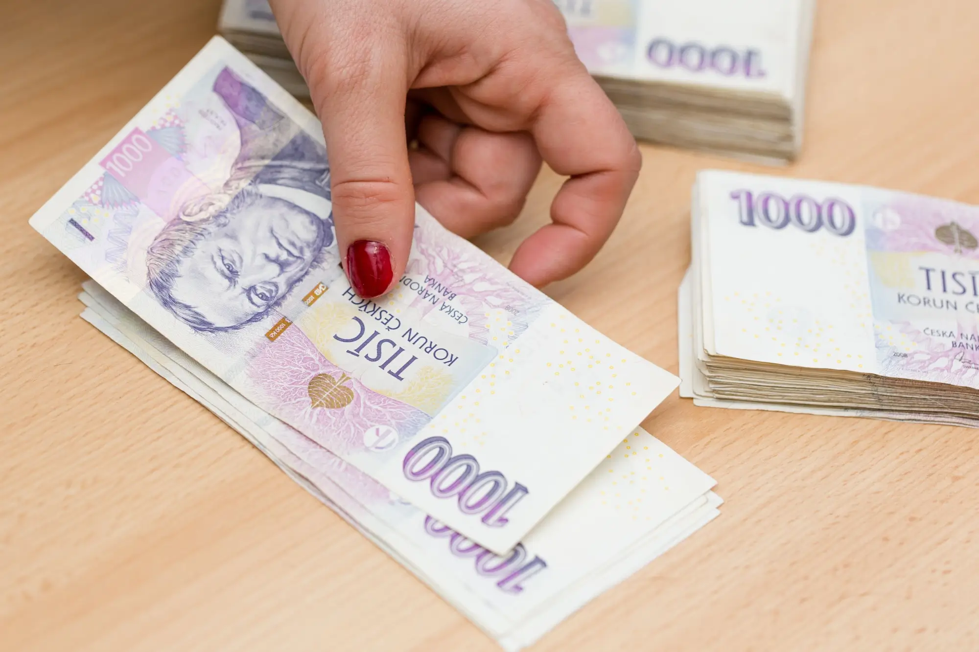 Shutterstock_575907250 - ByznysDeník Počítání tisícikorun