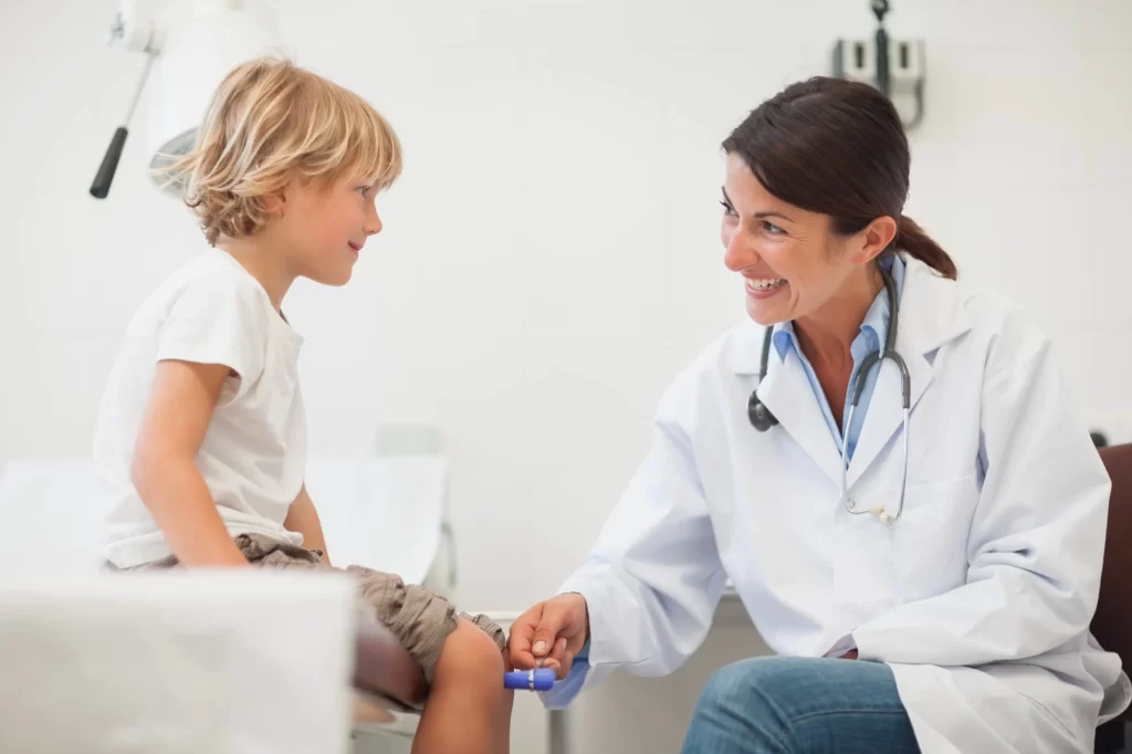 V dětství jej trápila jedna z nepříjemných nemocí nohou. Zdroj: Shutterstock - ByznysDeník Lékařka vyšetřující dětského pacienta