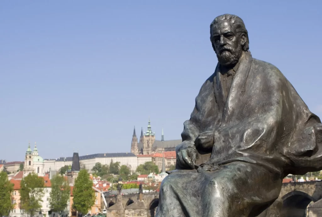 Bedřich Smetana miloval českou vlast. Zdroj: Shutterstock - ByznysDeník Socha Bedřicha Smetany v pozadí s Pražským hradem.