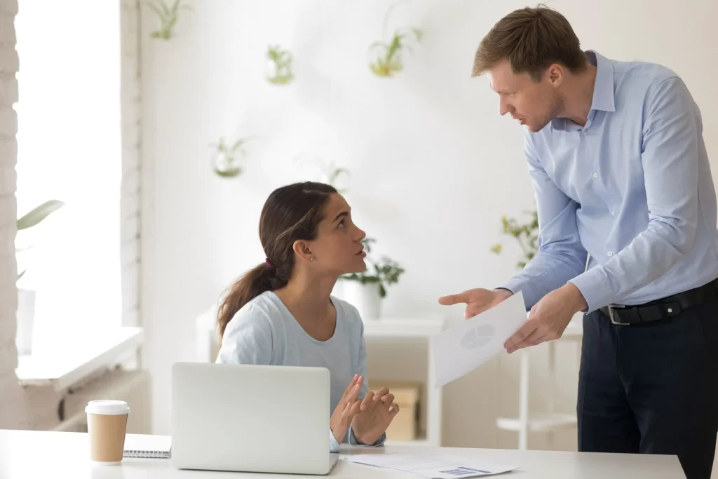 Mé dvě děti si hádají o majetek čím dál víc. Zdroj: Shutterstock - ByznysDeník Muž a žena, kteří se hádají.