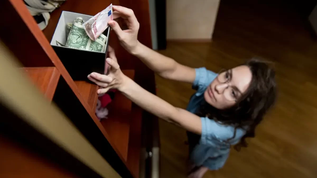 Žena schovává peníze.