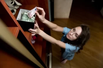 Žena schovává peníze.