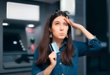 žena s kartou v ruce