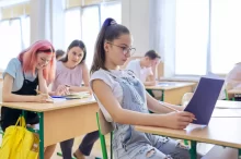 Deváťáci sedící ve třídě.
