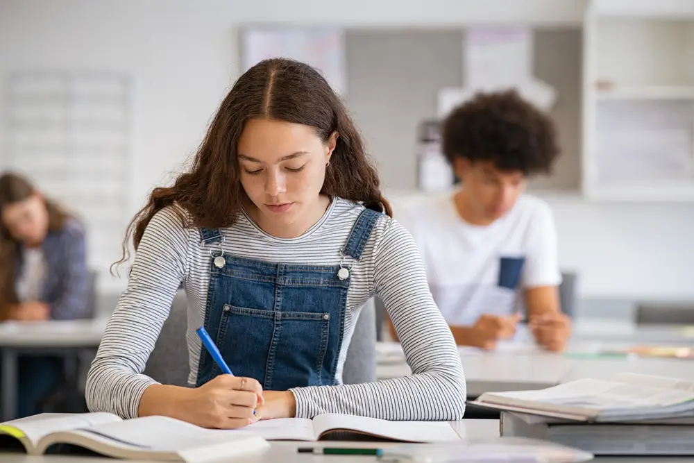 shutterstock_1958383675 - ByznysDeník Studenti píší test.