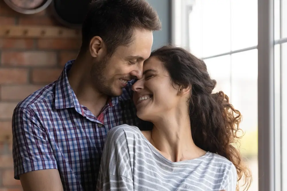 shutterstock_2043915977 - ByznysDeník Muž se objímá se ženou.