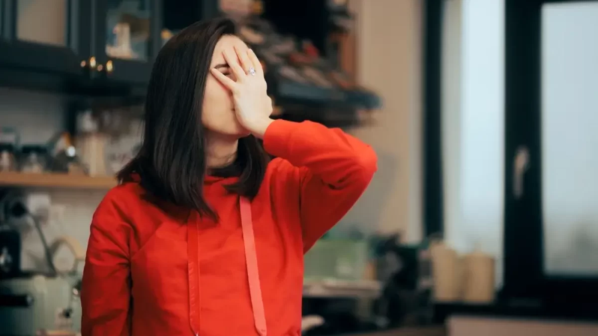 Žena se plácá přes čelo.