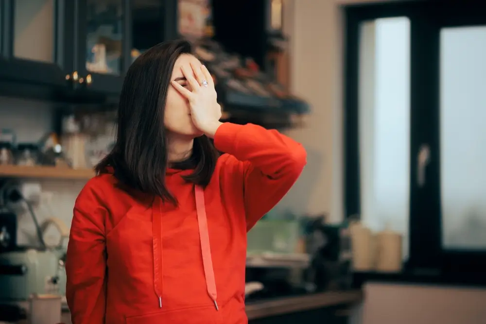 Žena se plácá přes čelo.