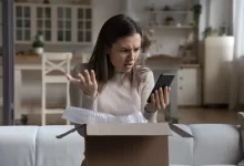 Rozzlobená žena s poštovním balíčkem.