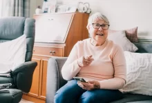 seniorka na telefonu