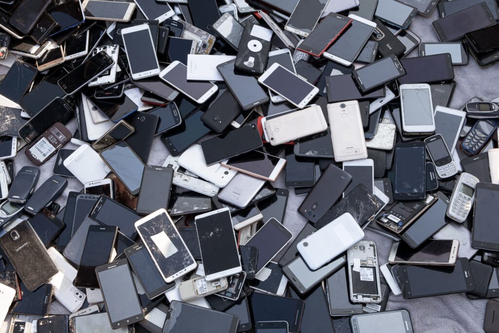 Některé staré mobilní telefony mají hodnotu až desítky tisíc korun, Zdroj: Shutterstock.com - ByznysDeník Hromada starých mobilních telefonů