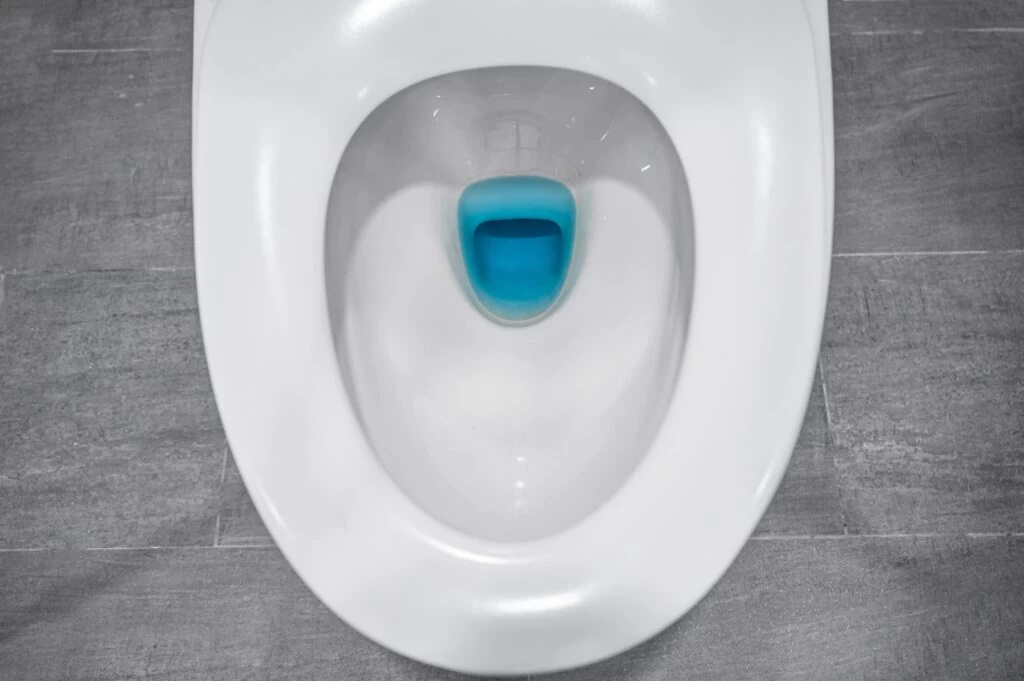 Hrnek octa jednou týdně a toaleta bude bez vodního kamene, Zdroj: Shutterstock.com - ByznysDeník Pohled do WC mísy, čistota, modrá voda
