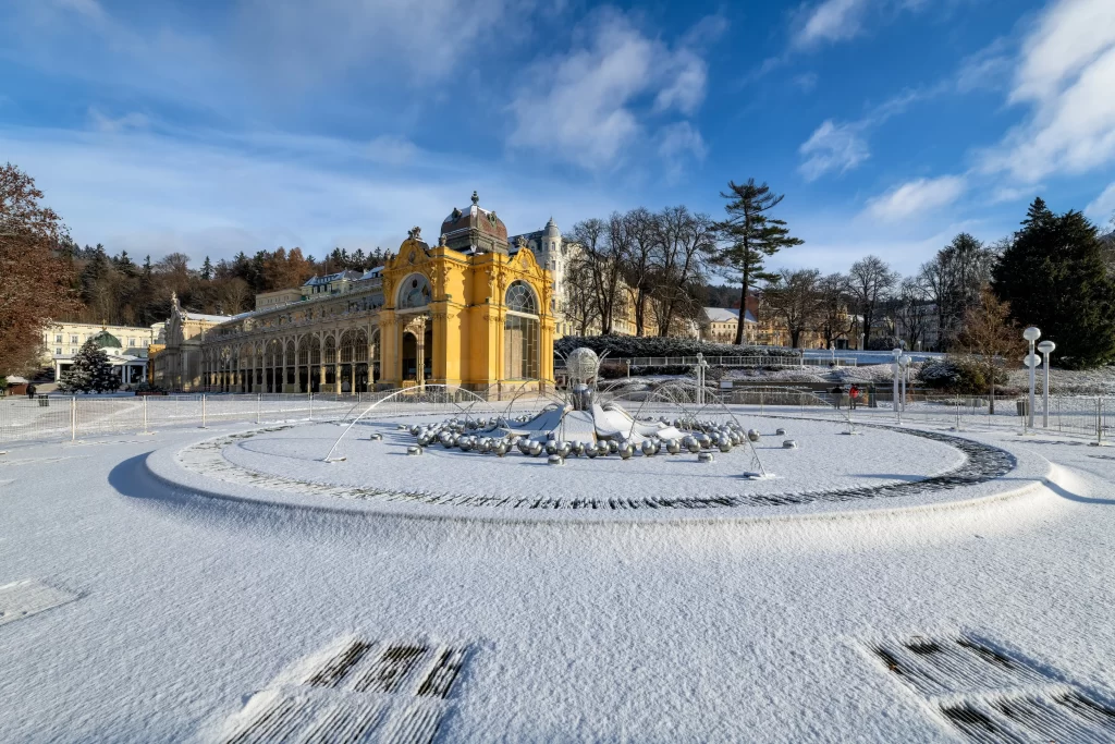 V České republice nejsou pouze Karlovy Vary. Zdroj: Shutterstock - ByznysDeník Karlovy Vary v zimě.