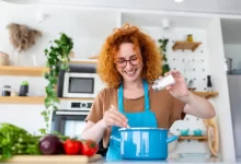 žena solí jídlo