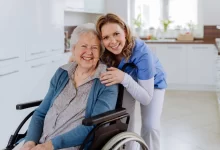 seniorka se svou ošetřovatelkou