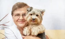 Důchodkyně s jorkšírem.